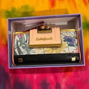 Extra large clutch Wallet with Kiss closure.